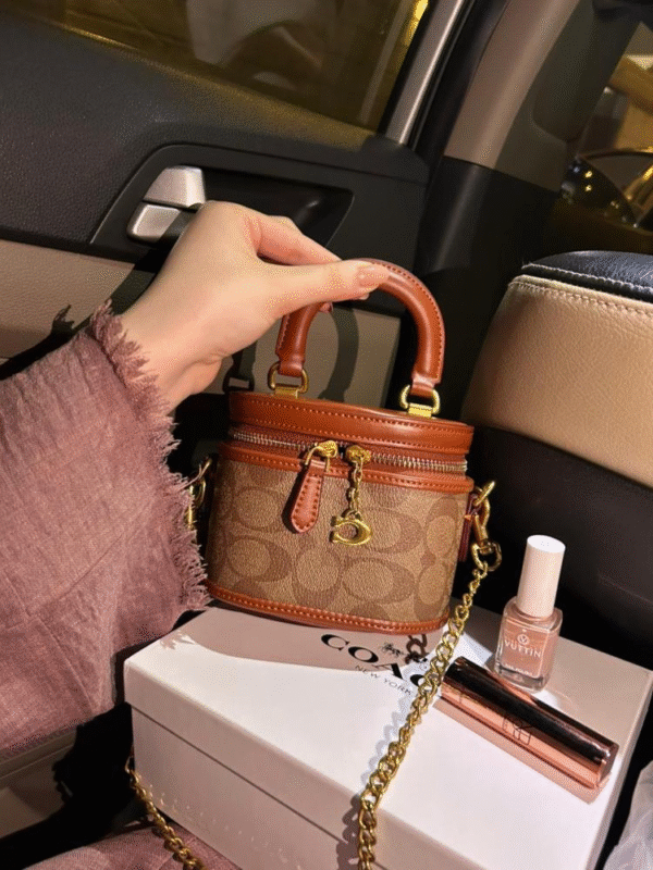 ⁦حقيبة كوتش فانيتي ميني⁩ - الصورة ⁦3⁩