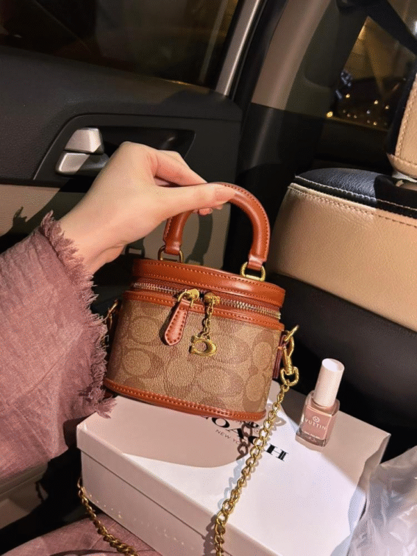 ⁦حقيبة كوتش فانيتي ميني⁩ - الصورة ⁦5⁩