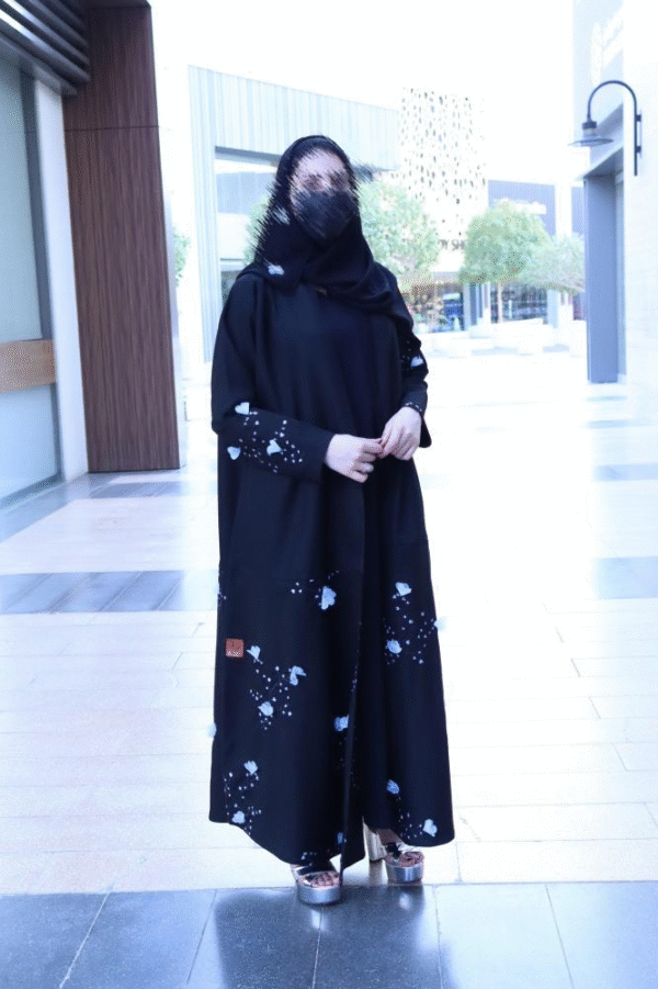⁦عباية ازهُر _ اسود ورد سماوي⁩ - الصورة ⁦4⁩