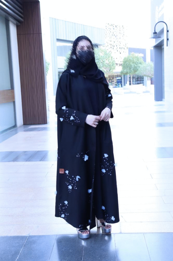 ⁦"عباية ازهُر _ ابيض ورد برغندي "⁩ - الصورة ⁦2⁩