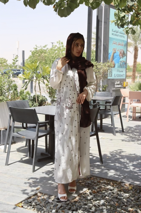 ⁦عباية سوداء كتان رقم 004⁩ - الصورة ⁦2⁩